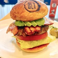 BLT STEAK  ROPPONGI - プライムビーフハンバーガー ベーコン、フライドポテト付き、アボカドトッピング