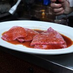 焼肉 かっぱ梶岡 - 左からランプ芯とモモ