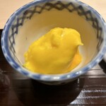 鮨 さえ喜 - マンゴーそのままをアイスに　砂糖無くても甘い