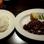 サーロインステーキ、じっくり煮込んだキノコ入りデミグラスソース