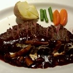 サーロインステーキ、じっくり煮込んだキノコ入りデミグラスソース（アップ）