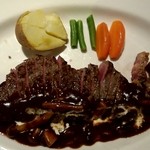 サーロインステーキ、じっくり煮込んだキノコ入りデミグラスソース（上方から）