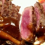 サーロインステーキ、じっくり煮込んだキノコ入りデミグラスソース（断面アップ）