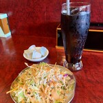 ナンダ インディアン ダイニング - ランチサラダとアイスコーヒー