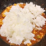 ラーメン 麻辣 - 至福のライス投入タイム