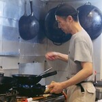 ラーメン 麻辣 - 見事なフライパン捌き