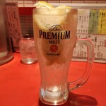 恵比寿 大龍軒 - おつかれサワー。レモンたっぷり酸味たっぷり。団体にはヤカン入りの「ナカ」があります