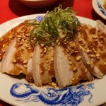 恵比寿 大龍軒 - 茹で豚にんにく醤油。皮つき茹で豚、土台にシャキシャキもやし。絶品です