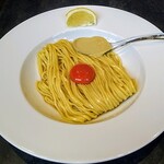 むかん横浜  - スプーンの上に牡蠣バター、縁にレモンです。