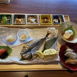 天ノ寂 - 鯵の開きと鯛の煮付を中心としたラインナップ