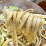 大阪屋 - ホルモンうどん¥820外　神。3皿食べれそう。麺も野菜もホルモンも絶品。これまでホルモンは飽きたりなくなる気配感じずで最後ゴクっと飲み込むこんでいたがここのは小さくなり消えていく最後まで美味かった。