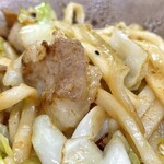 大阪屋 - ホルモンうどん¥820外　神。3皿食べれそう。麺も野菜もホルモンも絶品。これまでホルモンは飽きたりなくなる気配感じずで最後ゴクっと飲み込むこんでいたがここのは小さくなり消えていく最後まで美味かった。