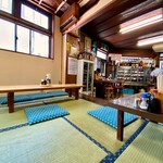 日の出寿し食堂 - 小上がり席とテーブル席