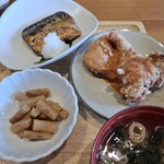 Hakata Motsu-nabe Yamaya Ekie Hiroshima Ten - 午餐（炸鸡・盐烤鲭鱼）