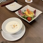 米沢牛ステーキレストラン 牛毘亭 - カブの冷製スープと野菜サラダ。