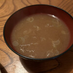 とんかつ かつせい - ナメコと豆腐、ネギのみそ汁。