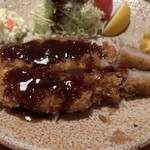 とんかつ かつせい - 卓上の酸味強めのソースをタップリかけて。