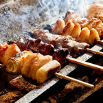 やきとりの味鶏逗 - 焼き鳥を焼いている所