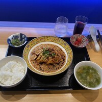 中国意境菜 白燕 - 名物！よだれ鶏ランチ、ハイビスカスと梅のジュース、お冷や