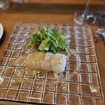 オステリア プロフーモ - 真鯛のカルパッチョ 淡路玉葱のソース ベビーリーフ添え