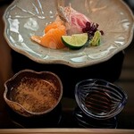 樋口 - お造りは鯛と琵琶鱒。添えられた煎り酒が嬉しい。