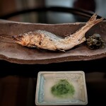 樋口 - 焼物は、高津川の鮎。茄子の皮の黒胡麻和えを添えて。蓼酢をお粥に落としてあるのは、身に付きやすいように。それがまた、白と翠で、目にも涼やか。