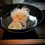 樋口 - 鮑のひろうす　蓮根　酢橘　ひろうすの中には大きな薄切りの鮑が入っていました。吸い地もすがすがしく、酢橘が香るのも素敵です。