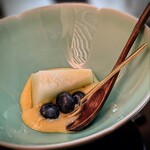 樋口 - 水菓子はメロン、ブルーベリー　マンゴーソース。メロンの甘さが強烈でした。