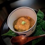 樋口 - 赤雲丹と焼き茄子　鱧の骨出汁のジュレ掛け。蒸し暑い夕方だからこそ楽しめるような、目にも涼やかな一品。　