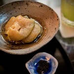 樋口 - トロ茄子を薄くスライスし、甘いお揚げさんのように炊いてあります。添えられたのは黒七味。