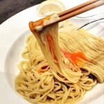 むかん横浜  - 麺リフト。濃厚な卵黄と牡蠣バターを絡めます♪