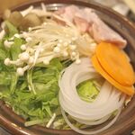 神鶏 - 「野菜の煮浸し」をつまみ終えたタイミングで「博多水炊き」1580円がスタンバイ！