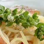 JiProign - シソの穂が魚介のパスタにマイルドなアクセントを付ける。ミントの穂ではこうはいかない