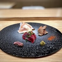 鮨と天草大王 天音 - ◆これもスペシャリテの「鳥刺し」、これを頂くのも愉しみ。^^ ご主人のご実家か「天草大王の養鶏」をされているので、新鮮で上質。 他店では中々頂けない味わいで、とても美味しいですよ。