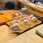 すしやのたい悟 - テーブルの寿司はガラス皿で５貫づつ提供します。