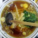 三喜食堂 - レンゲの下で隠れるチャーシュー　青菜の下で見えないなるとがいます