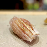 すしやのたい悟 - 軽く酢締めした春子鯛。しょっぱなからハートを鷲掴みにされます✩.*˚
