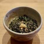 すしやのたい悟 - 能登産パリパリもずく酢。ひじきのように黒く太さもある岩もずくはパリパリの食感がたまりません✨酢のバランスも強すぎず大変好みです♡