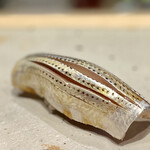 すしやのたい悟 - 小肌。酢〆の塩梅がかなり好み♡