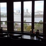 KUA`AINA - 海が見える窓側カウンター席～♪(^o^)丿