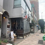 餃子や獅丸 - 店の手前にはテラス席