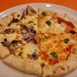 イタリアンおりべ - トレビスとアンチョビのチーズピザ、マルゲリータのハーフ＆ハーフ