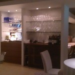 カイノヤ - 右手中段のグラス奥に小窓があり、シェフの顔が見える（笑