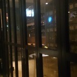 カイノヤ - 店内から見た外のテラス席・・・反射して見えずらい（滝汗