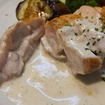 キッチン ブルー グローブ - チキンソテーを広げると