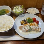 キッチン ブルー グローブ - 国産パリパリ皮のチキンソテー　レモングラスクリームソース