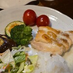 キッチン ブルー グローブ - チキンソテー、備え付け野菜の茄子にも特性ソース！