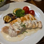 キッチン ブルー グローブ - パリパリ皮のチキンソテーのアップ