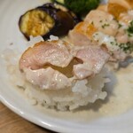 キッチン ブルー グローブ - チキンソテーを乗せてみます