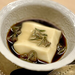 道人 - ⑭呉豆腐、広島産蓴菜、宮古島黒糖
      〜甘味と蓴菜も合うんですね。